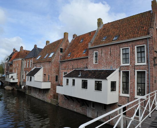 Huizen en hangende keukens aan het Damsterdiep in Appingedam