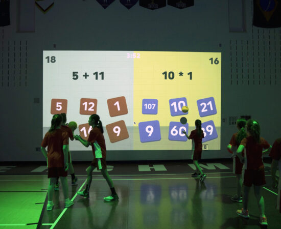 Kinderen sporten voor een interactief scherm