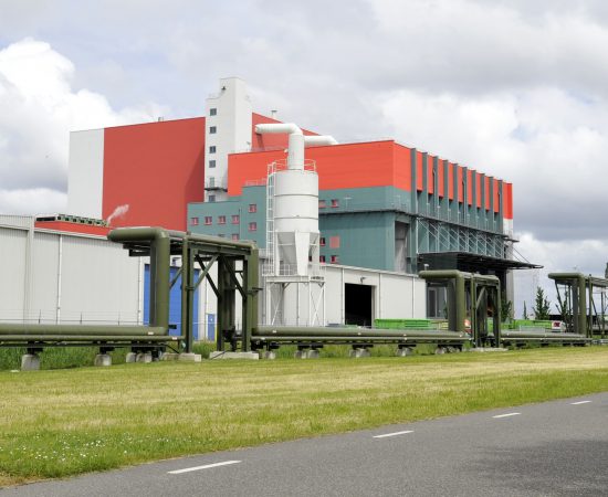 Sfeerafbeelding van een gebouw en leidingen op het Chemiepark.