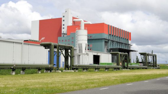 Sfeerafbeelding van een gebouw en leidingen op het Chemiepark.