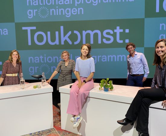 Team Toukomst, bestaande uit Marloes Hingstman, Marlous Rosegaar, Jeanne Cazemier, Johannes Boshuizen en Jasmijn Koelega tijdens de Toukomst bundelsessies