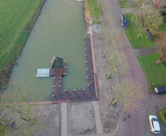 Dronefoto van het nieuwe haventje in Huizinge