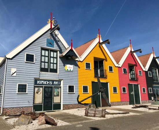 Decoratieve afbeelding van gekleurde huizen in Zoutkamp