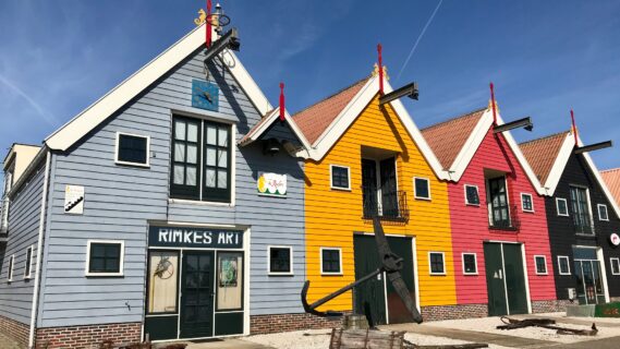 Decoratieve afbeelding van gekleurde huizen in Zoutkamp
