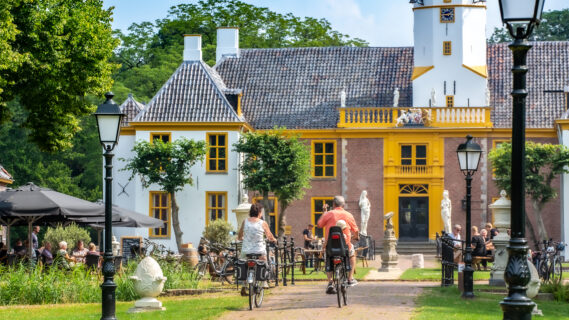 Decoratieve afbeelding van mensen op de fiets voor Landgoed Fraeylemaborg
