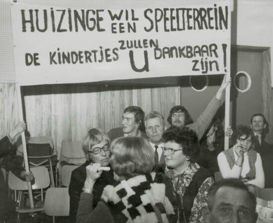 Decoratieve foto uit 1974 waarin bewoners oproepen tot een nieuw speelterrein voor de kinderen met een spandoek