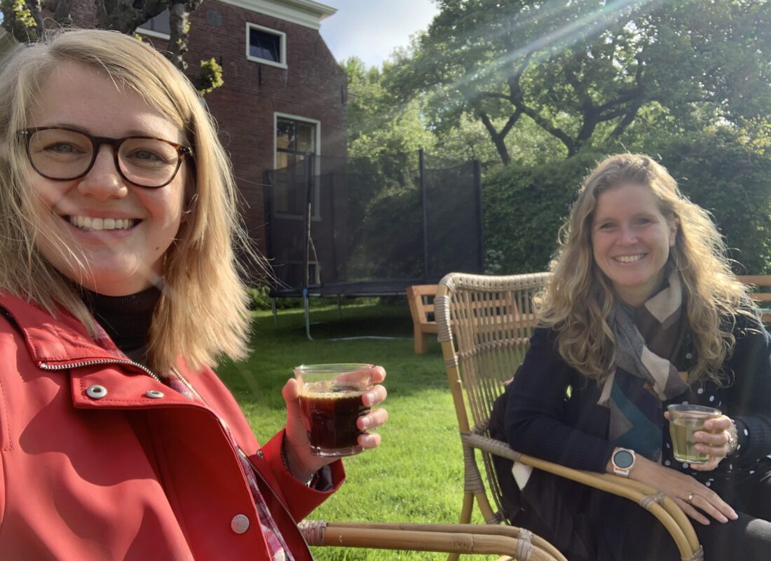 Anna Weijer en Marloes Buist met een kopje koffie tijdens het werkbezoek bij Enne Jans Heerd