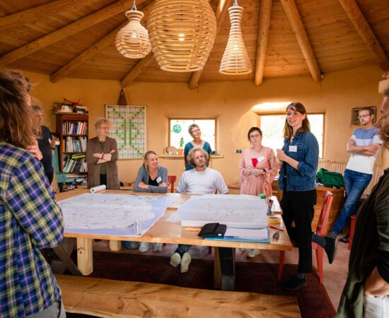 Initiatiefnemers om tafel met kaarten tijdens de een bijeenkomst van De Landschapswerkplaats
