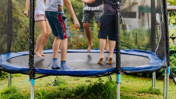 Decoratieve foto van spelende kinderen op een trampoline
