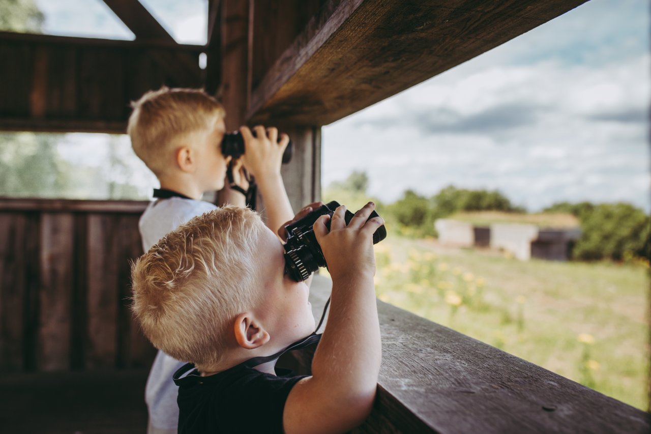 Kinderen met verrekijker