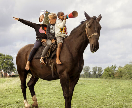 drie kinderen op een paard - Toukomstproject nieuwe zaaiplaatsen