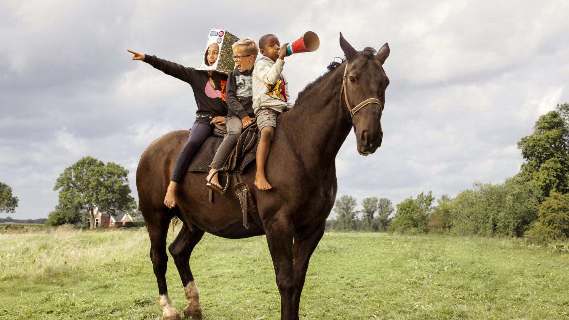 drie kinderen op een paard - Toukomstproject nieuwe zaaiplaatsen