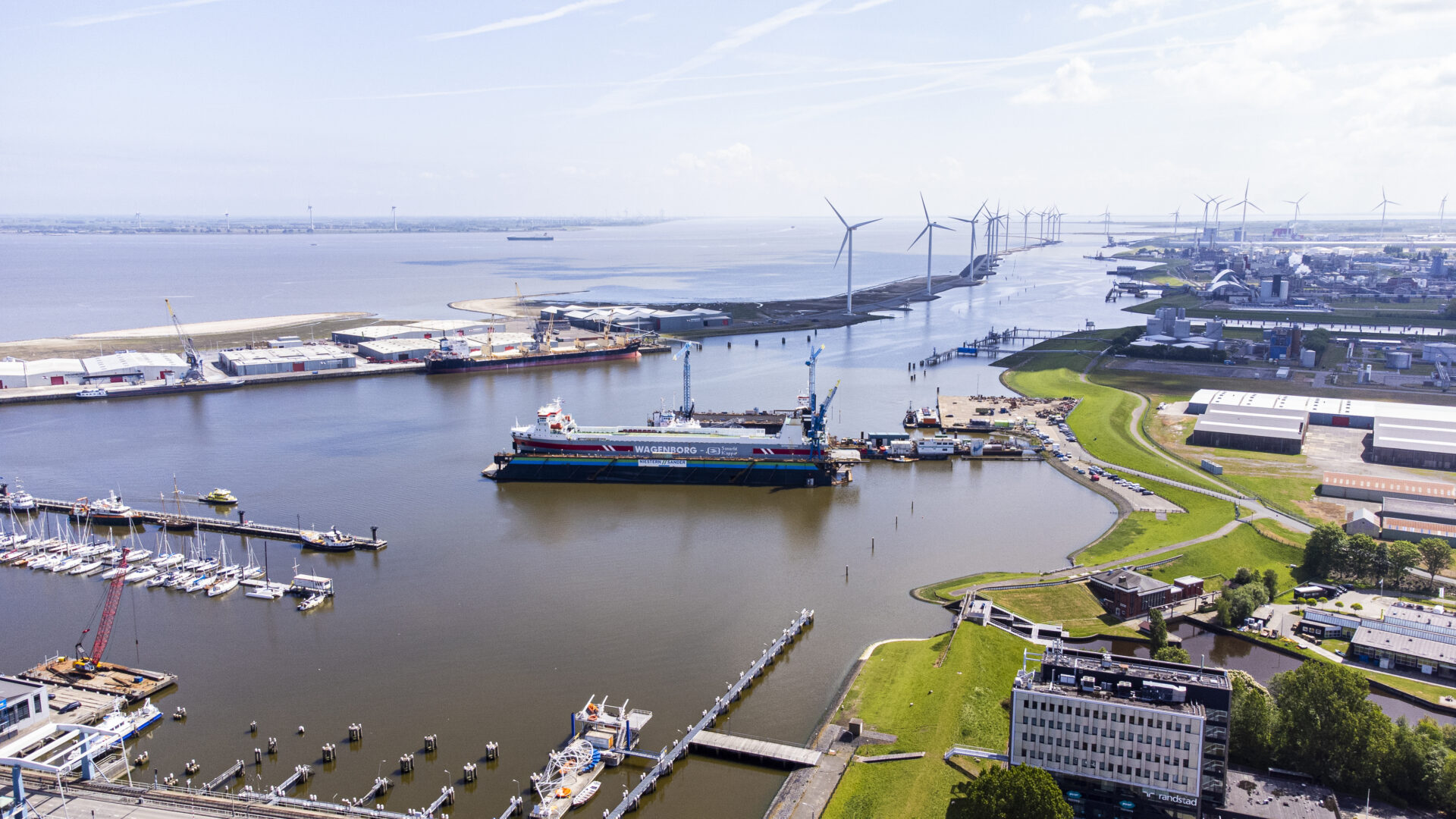 foto economische agenda - haven met boten en windmolens