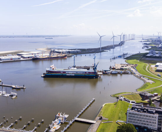 foto economische agenda - haven met boten en windmolens