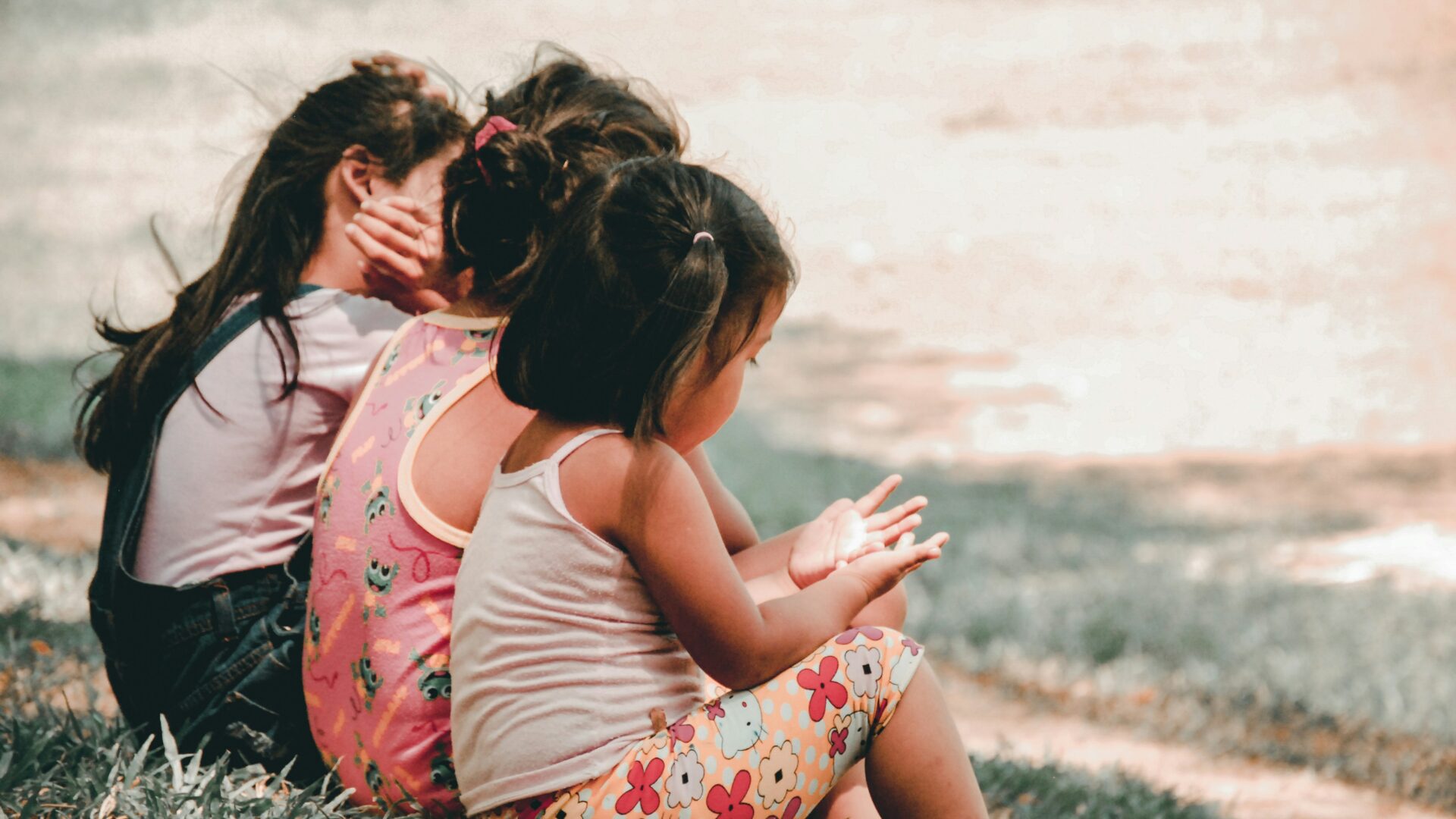 Drie kinderen buiten op een rij