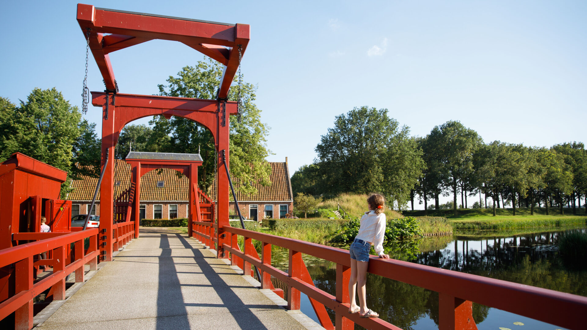 Meisje op brug - Westerwolde Bourtange