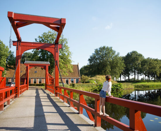 Meisje op brug - Westerwolde Bourtange