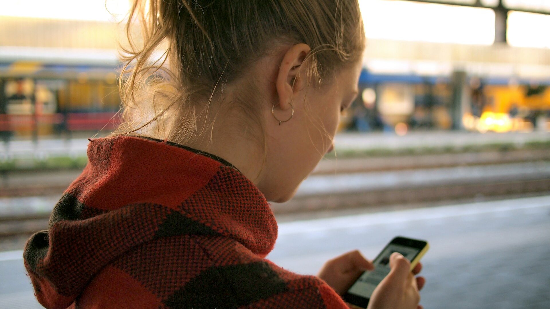 Mevrouw met telefoon in de hand