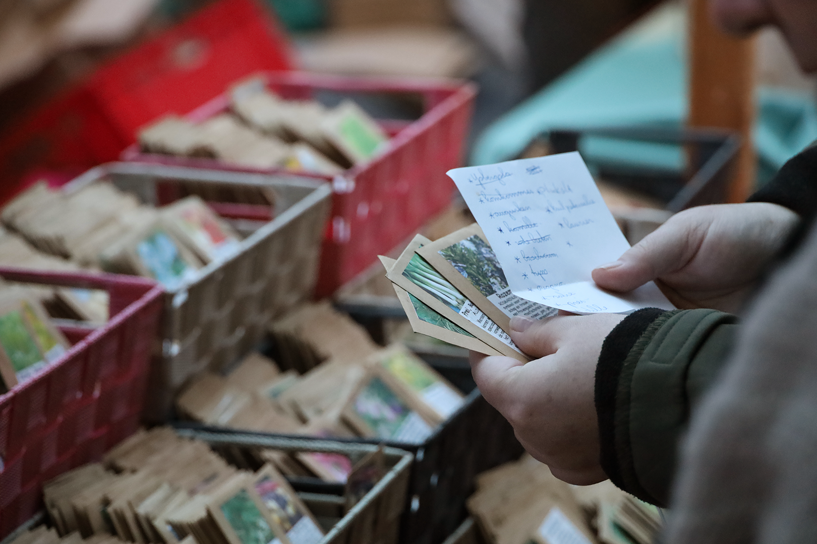 Zaadzakjes op een zadenmarkt